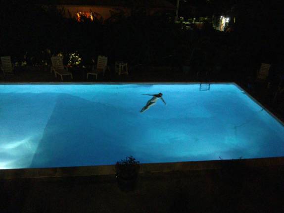 Banho noturno de piscina em nosso hotel em Sainte-Anne, no litoral sul de Grande Terre, em Guadalupe